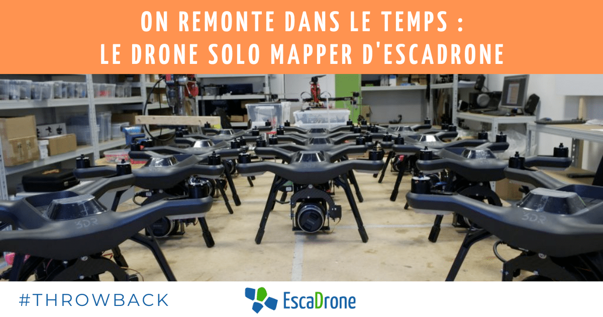 Plusieurs drones Solo noirs équipés de caméras sont disposés en rangées sur des tables à l'intérieur d'un atelier rempli de boîtes et de matériel. Un texte en français sur le drone Solo Mapper d'EscaDrone apparaît en haut. Le logo EscaDrone et #Throwback apparaissent en bas.