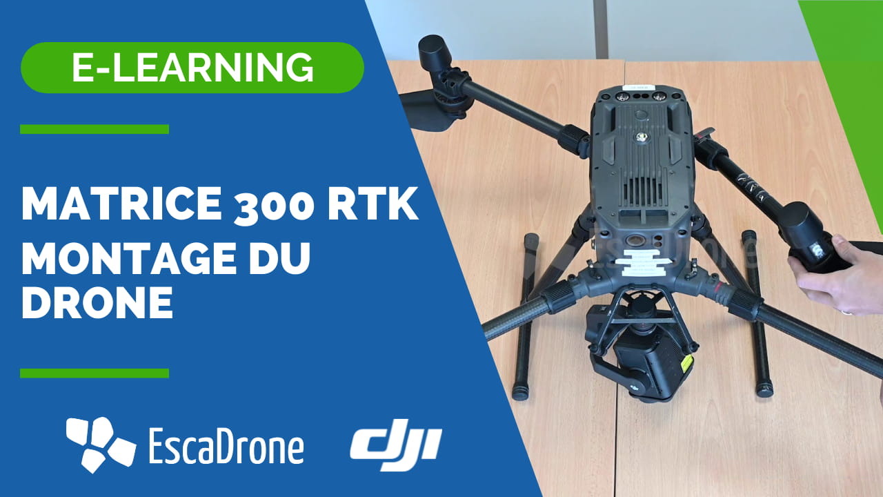 Une personne monte un drone DJI Matrice 300 RTK sur une table en bois. L'image présente E-LEARNING, MATRICE 300 RTK MONTAGE DU DRONE, et les logos EscaDrone et DJI sur un fond bleu et vert.