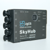 L'Ordinateur de bord UGCS Skyhub V.3 est un appareil rectangulaire noir portant le logo UGCS Integrated Systems, plusieurs ports sur le côté gauche, des connexions d'alimentation, USB et Ethernet sur la face avant, ainsi qu'un numéro de série visible.
