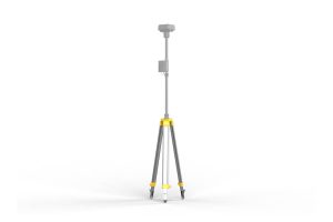Un trépied DJI pour mât GNSS, rehaussé de touches de jaune et doté d'un mât vertical surmonté d'équipements électroniques, photographié en isolat sur fond blanc.