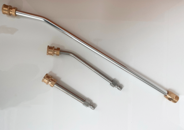 Trois tuyaux de kit de pulvérisation pour les drones DJI Matrice 300, 350 et 400 avec des raccords en laiton et en argent sont disposés parallèlement sur une surface blanche, avec un angle, le plus long en haut et le plus court en bas.