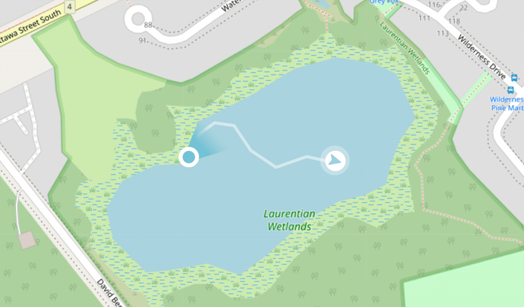 Une carte montrant les zones humides des Laurentides avec un sentier de promenade autour d'un étang, entouré d'un parc verdoyant. Les routes, les sentiers et les aires de stationnement à proximité sont également visibles.