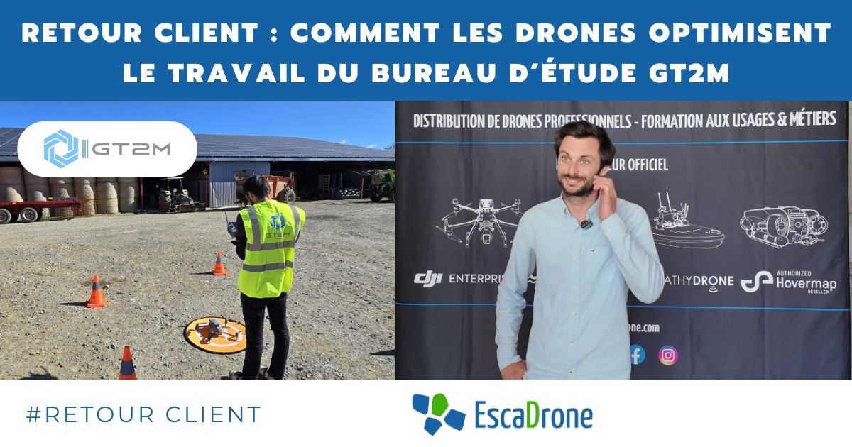 Image fractionnée : la partie gauche montre une personne portant un gilet de sécurité et pilotant un drone à proximité de cônes orange à l'extérieur d'un bâtiment industriel ; la partie droite montre un homme s'exprimant devant une bannière portant les logos d'entreprises de drones.
