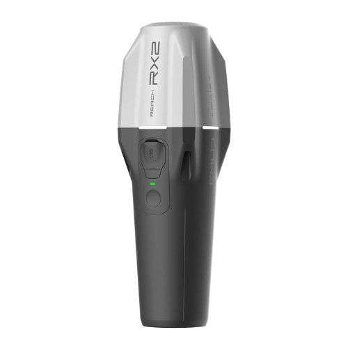 Le Reach RX2 d'Emlid est un appareil cylindrique gris et noir doté d'un bouton frontal et d'un indicateur LED, étiqueté "REACH RX2" près du haut. Il présente un design élégant et moderne et est représenté sur un fond blanc.
