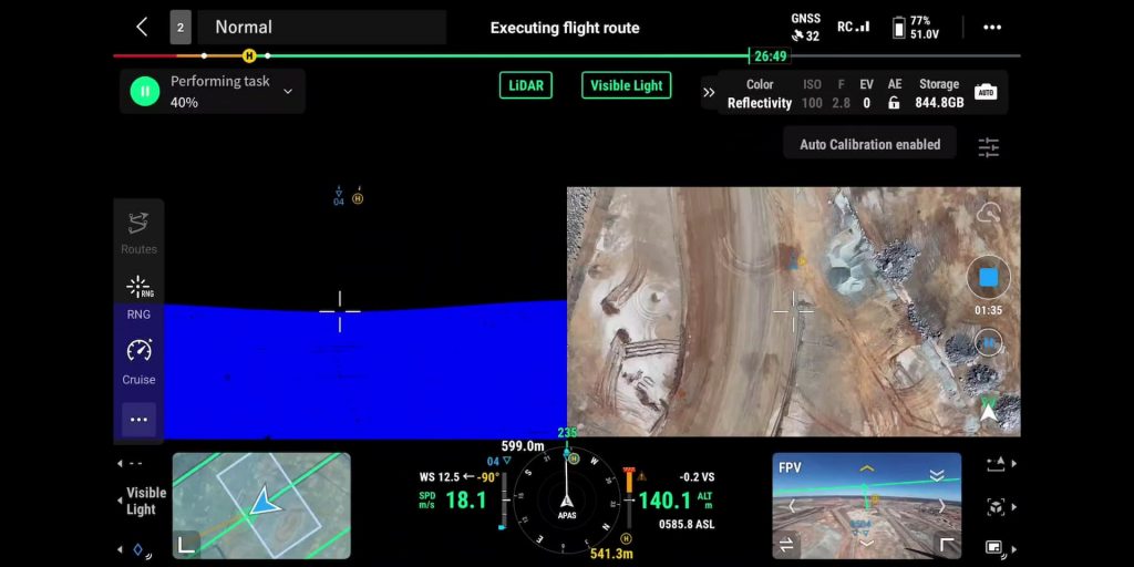 L'interface DJI L3 LiDAR affiche l'itinéraire de vol, l'altitude, la vitesse, l'état de la batterie, un balayage LiDAR bleu, une image du site minier en lumière visible, ainsi que des commandes de navigation avec des cartes et des flux de caméra en direct.