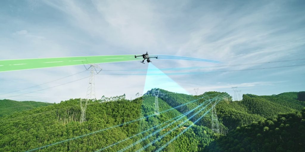 Un drone DJI L3 LiDAR survole des collines boisées verdoyantes à proximité de lignes électriques, balayant la zone avec des faisceaux numériques sous un ciel partiellement nuageux.