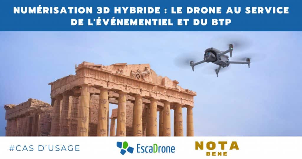 Un drone survole le Parthénon à Athènes. Le texte ci-dessus se lit comme suit : NUMÉRISATION 3D HYBRIDE : LE DRONE AU SERVICE DE LÉVÉNEMENTIEL ET DU BTP. Les logos EscaDrone et Nota Bene se trouvent en bas.