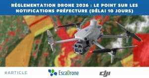 Un drone vole devant un fond de carte abstrait et coloré. Un texte en français en haut de la page traite de la réglementation sur les drones pour 2026 et des délais de notification. Les logos EscaDrone et DJI apparaissent en bas.