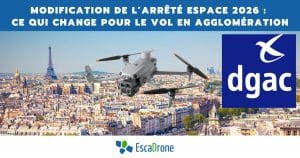 Un drone survole Paris avec la Tour Eiffel en arrière-plan. Le texte traite des changements pour les vols de drones dans les zones urbaines en raison de la loi sur l'espace aérien de 2026. Les logos de la DGAC et d'EscaDrone sont également visibles.