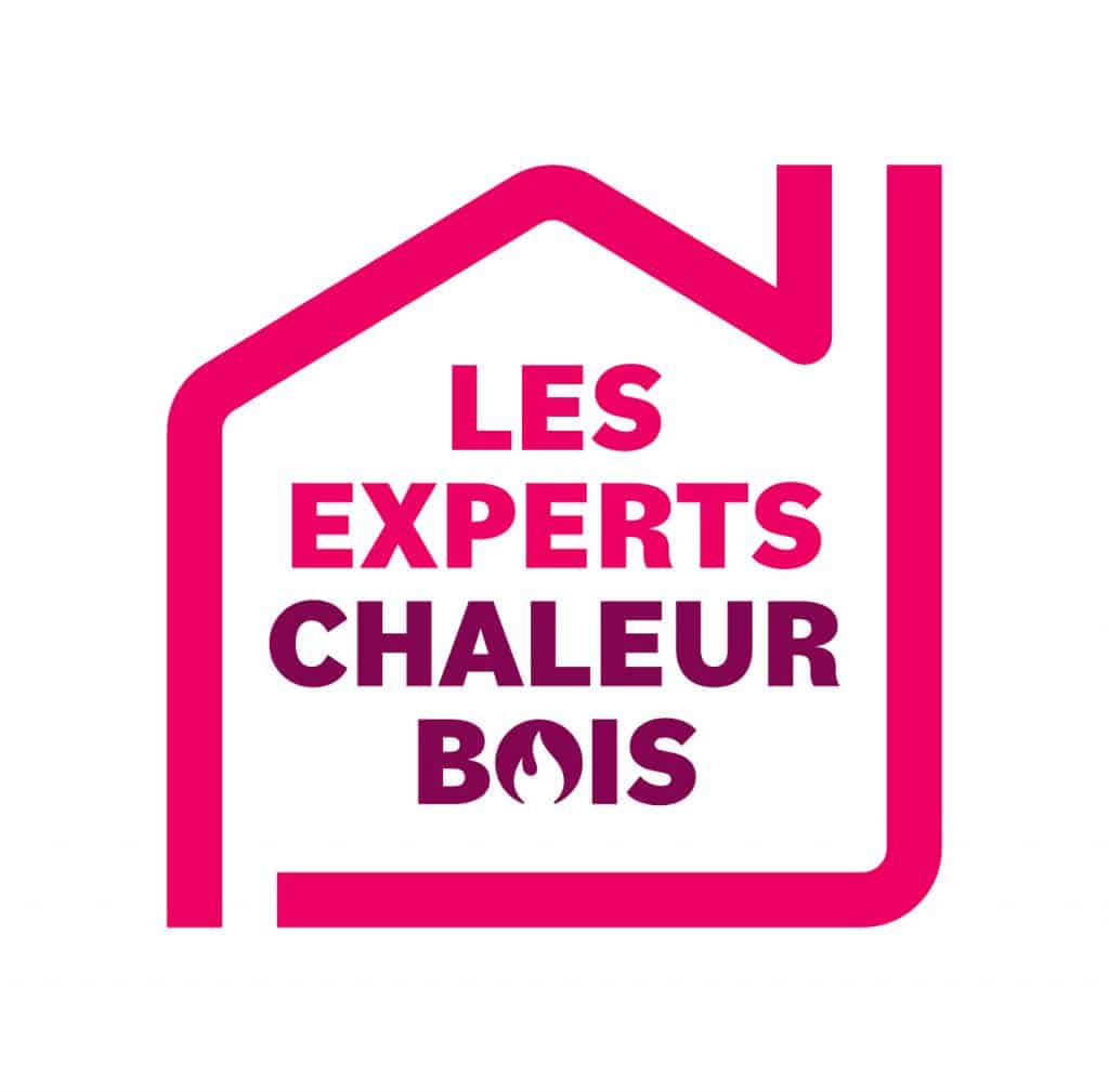 Logo avec un contour rose d'une maison et les mots LES EXPERTS CHALEUR BOIS au centre ; la lettre O de BOIS contient une icône de flamme.