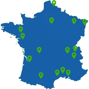 Une carte bleue de la France avec 13 marqueurs de localisation verts répartis dans différentes régions, indiquant des points d'intérêt ou des lieux spécifiques dans tout le pays.