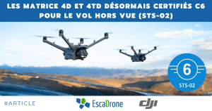 Deux drones survolent un champ de panneaux solaires avec des montagnes en arrière-plan. Un texte en français annonce la certification C6 des drones Matrice 4D et 4TD pour les vols hors de portée visuelle. Les logos d'EscaDrone et de DJI sont visibles.