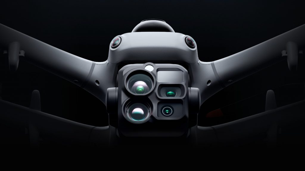 Vue de face d'un drone DJI Dock 4 équipé d'un ensemble de caméras central comprenant plusieurs objectifs et capteurs.