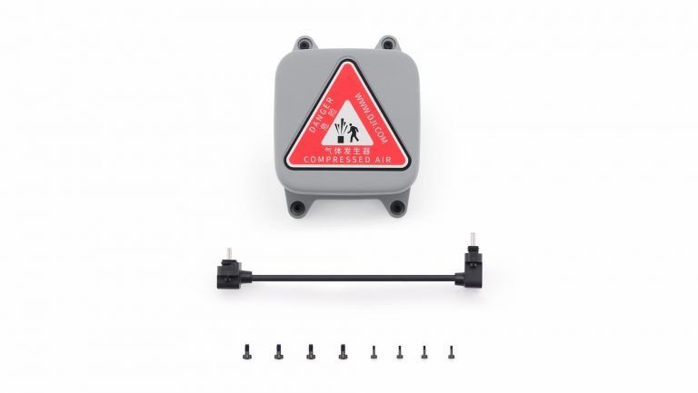 Un boîtier carré gris DJI Dock 4 muni d'une étiquette d'avertissement rouge Danger : air comprimé, d'un câble noir en forme de L et de huit petites vis.