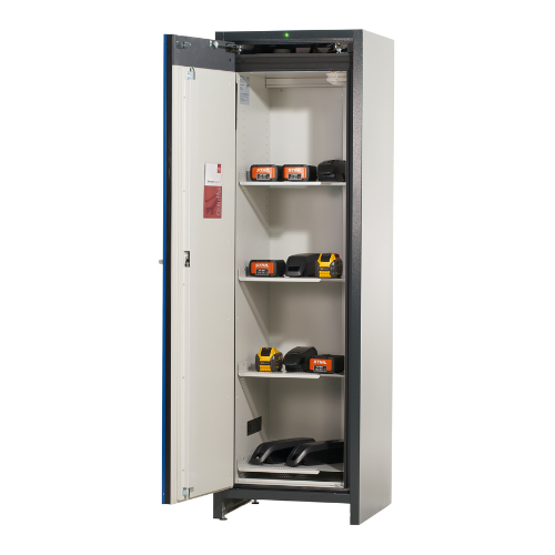 Armoire de sécurité Asecos ION-CORE-90, haute, de couleur grise, à porte ouverte, comprenant quatre étagères intérieures contenant diverses batteries et chargeurs pour outils électriques.