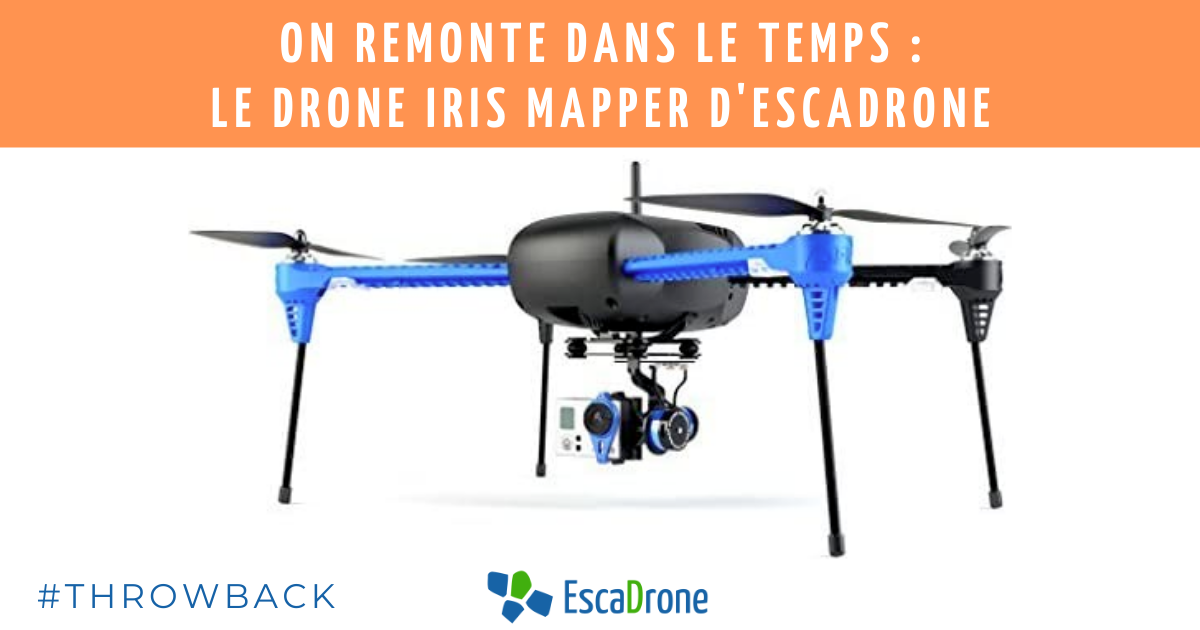 Un drone quadcopter avec des composants bleus et noirs et une caméra montée, l'Iris Mapper d'EscaDrone, est montré sur un fond blanc. Le texte au-dessus indique : "On remonte dans le temps : Le drone Iris Mapper d'Escadrone. Le logo d'EscaDrone et le #Throwback se trouvent en dessous.