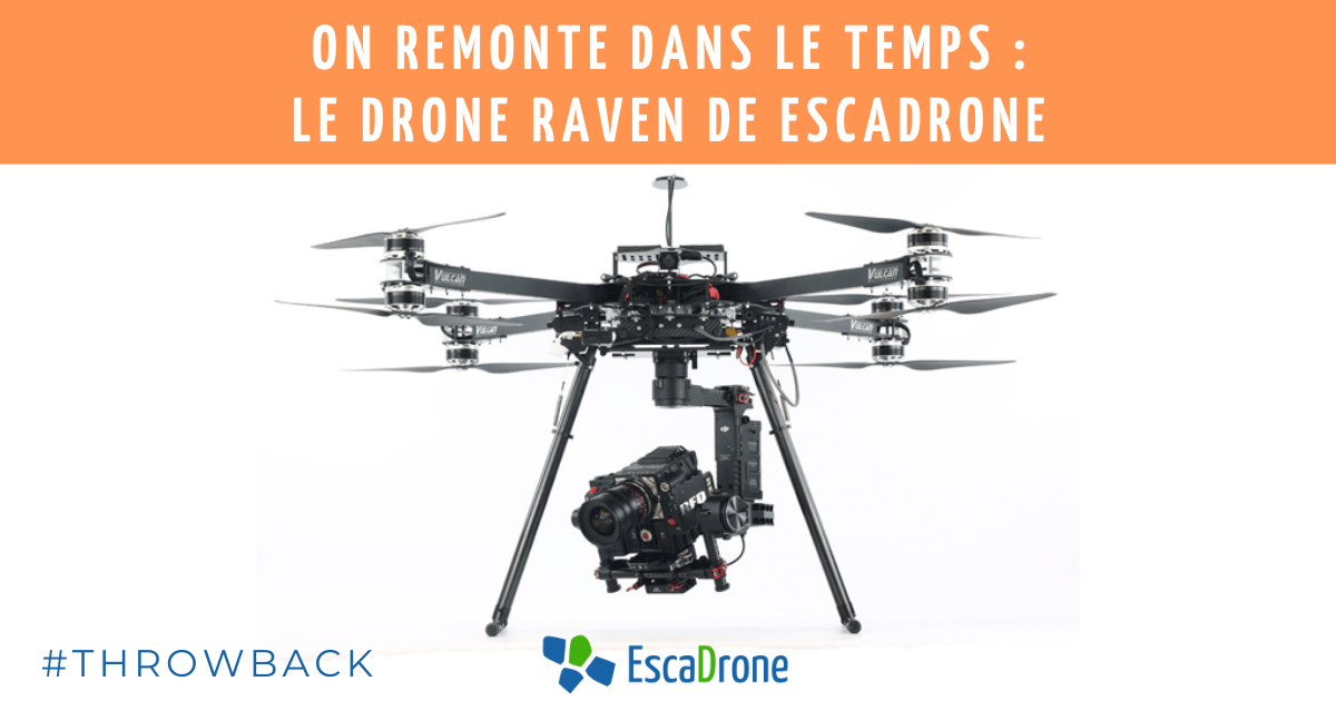 Un drone professionnel Raven avec six hélices et une caméra montée en dessous. Le texte ci-dessus est le suivant : "On remonte dans le temps : Le drone Raven de Escadrone. Le logo EscaDrone et le hashtag #THROWBACK se trouvent en bas.